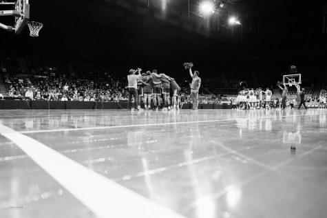 The Warriors huddle up before tip-off at the Denver Colliseum