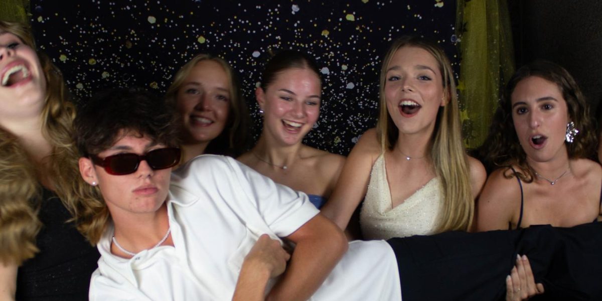 Left to Right: Back Row: Johanna Koelling, Karlotta Kroeger, Maria Pintori, Giorgia Terzi, Carol Garcia Calvo; Front Row: Giovanni Cecconi. A group of foreign exchange students pose for a photo in the Hollywood homecoming Photo Booth. 