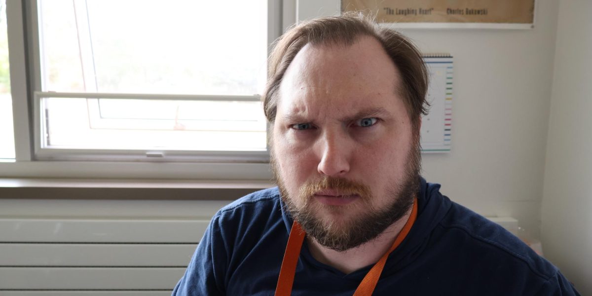 El profesor de periodismo, el Sr. Brandon Coon, frunce el ceño a la cámara cuando se le pregunta: "¡muéstranos tu cara de actitud de profesor!" Con toda seriedad, parece que algunos de los profesores de FHS no se dan cuenta de cómo los momentos de cinismo, apatía y mal humor afectan a sus estudiantes.