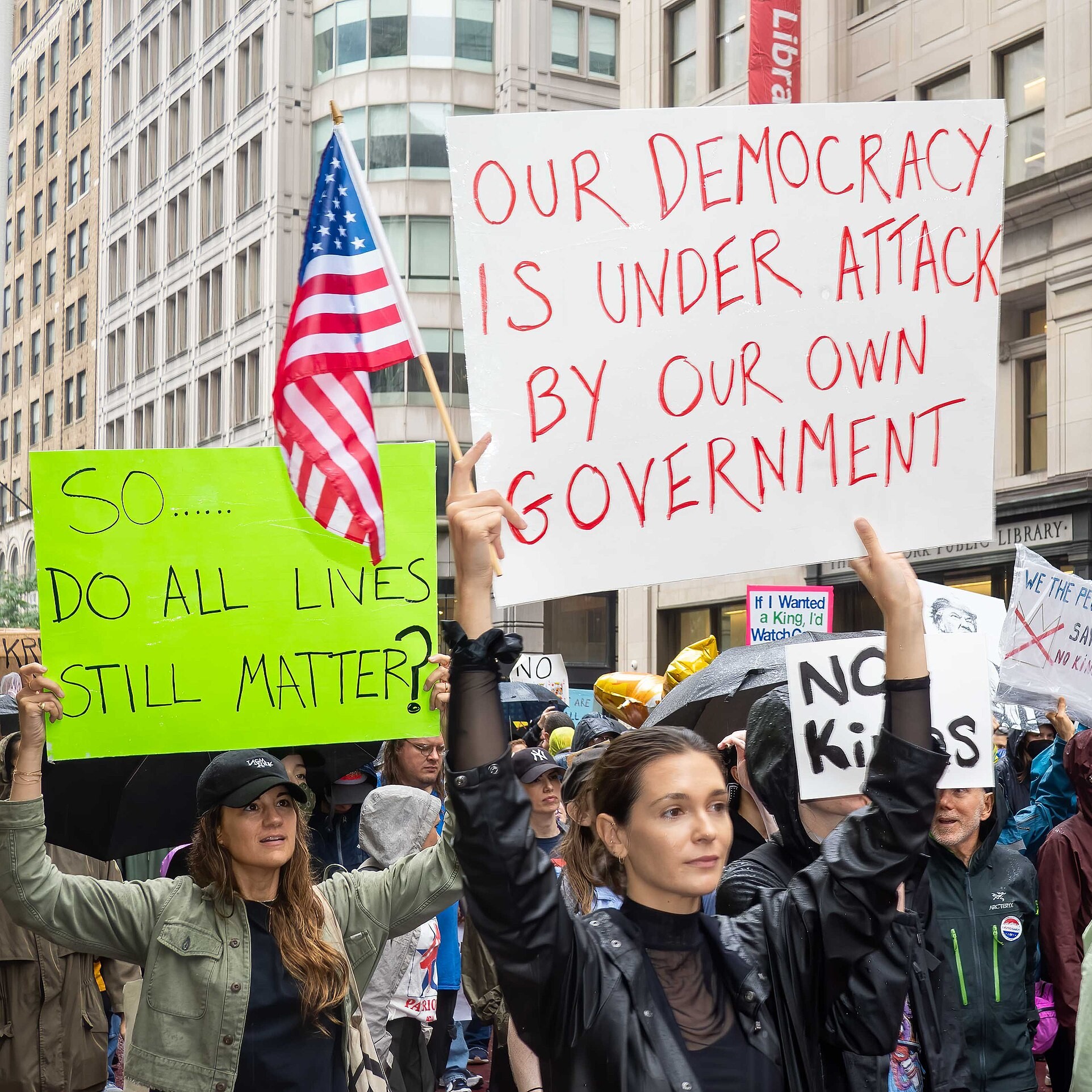 People marching in the rain for the No Kings protest in Manhattan, New York. (Rhododendrites/Wikimedia, CC-BY-SA)