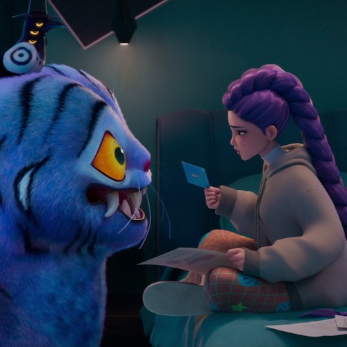 Rumi reads a note from enemy/love interest Jinu by his spirit cat Derpy. (Netflix/Sony Animation)